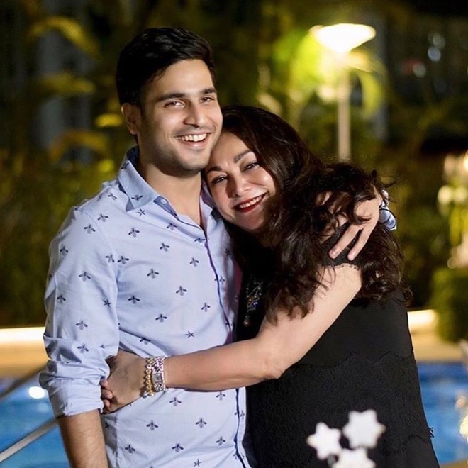 Dù mối quan hệ giữa hai anh em tỷ phú Mukesh không mấy tốt đẹp sau cuộc chiến tranh giành tài sản nhiều năm, Jai Anmol khá thân thiết với cặp song sinh Akash, Isha. Anh cũng gần gũi và nhận được sự tín nhiệm của cả gia đình bên nội và ngoại.