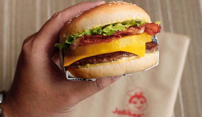 Cửa hàng đầu tiên của Jollibee được mở vào năm 1978, và đến nay vẫn đang ở vị trí số 1 thị trường thức ăn nhanh tại Philippines. Jollibee khi đó phục vụ loại hamburger mới có tên Yumburger. Món ăn này sau đó cực kỳ đắt hàng. Và điều này đã thúc đẩy vợ chồng Caktiong tiếp tục đưa vào tthực đơn của Jollibee những món mới như gà rán, spaghetti và các món ăn bản địa của người Phillipines. Ảnh: DealStreetAsia.