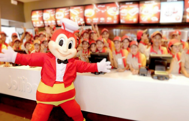 Chú ong đỏ - biểu tượng của Jollibee - ngày nay được Caktiong giới thiệu lần đầu tiên vào năm 1980. Nhiều năm về trước, khi được hỏi tại sao lại chọn chú ong làm biểu tượng của Jollibee, doanh nhân Caktiong nói rằng con vật này đại diện cho những tính cách đặc trưng của người Philippines: chăm chỉ, lạc quan và vui vẻ. Ảnh: SCMP.