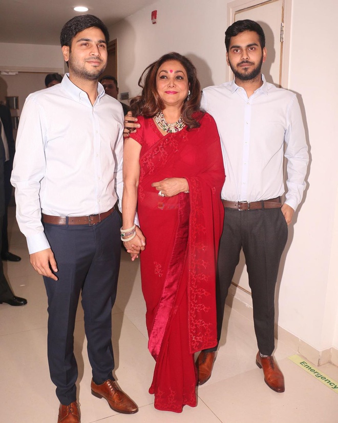 Dù mối quan hệ giữa hai anh em tỷ phú Mukesh không mấy tốt đẹp sau cuộc chiến tranh giành tài sản nhiều năm, Jai Anmol khá thân thiết với cặp song sinh Akash, Isha. Anh cũng gần gũi và nhận được sự tín nhiệm của cả gia đình bên nội và ngoại.