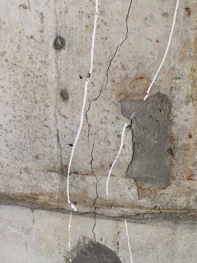 Một phần tầng hầm bằng bê tông của nhà anh Phạm Trần Trọng bị nứt.
