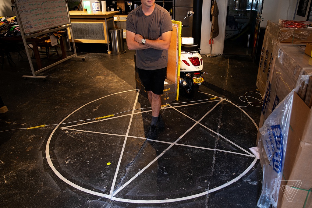 Bên trong trụ sở của MSCHF. Ảnh: The Verge.