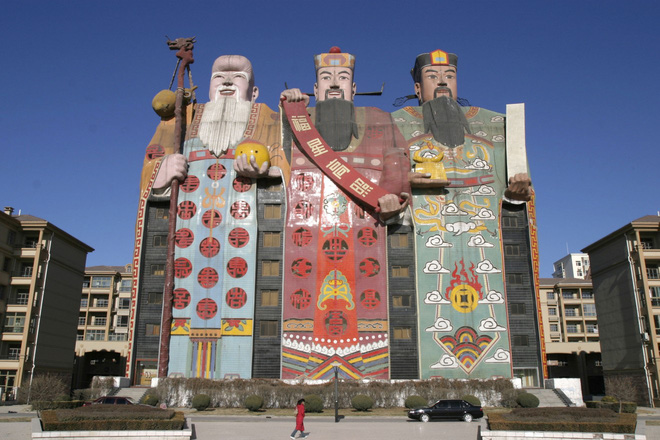 Khách sạn Phúc Lộc Thọ ở ở Bảo Định, Hà Bắc. Sở dĩ phải xây thế này vì kiến trúc sư cho rằng các vị thần sẽ xua đuổi tà ma. Tòa nhà này vốn được xây dựng trên nền của một nghĩa địa cũ.