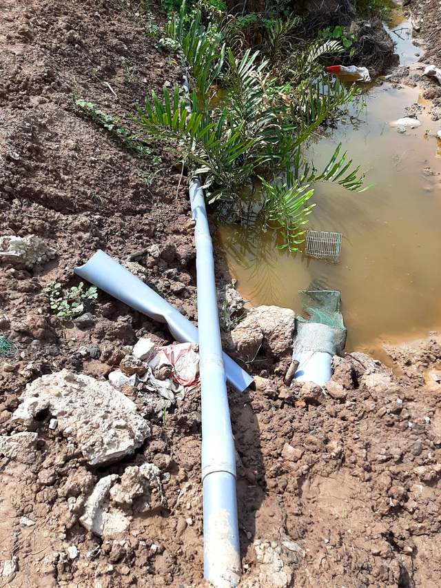 Ống cấp nước sạch vốn nằm trên đất công cộng phải di dời qua chỗ khác cho ông Vũ xây nhà.