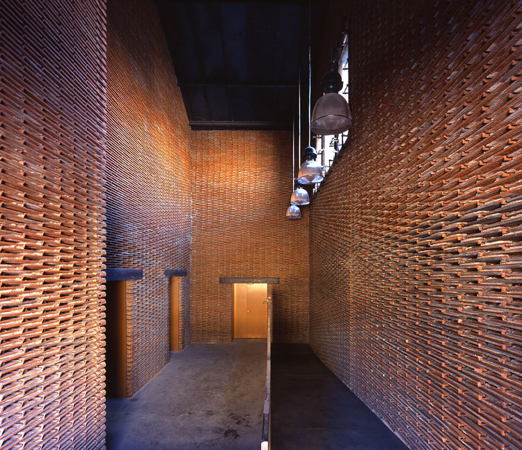 6. Những Bức Tường Thẳng Đứng Nave 8 B