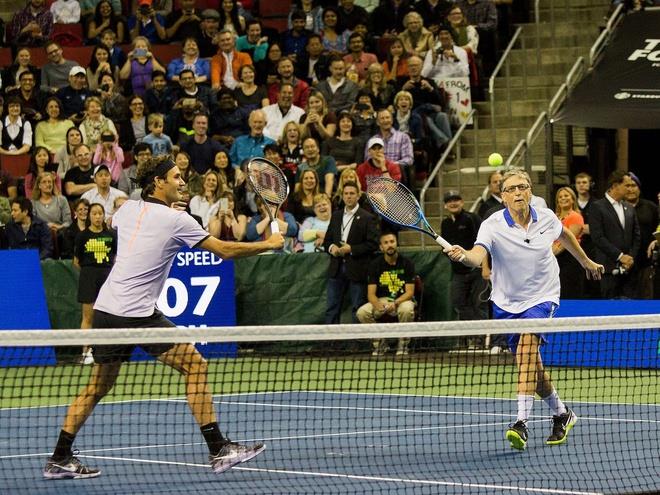 Tennis là môn thể thao ưa thích của Bill Gates. Trong ảnh là cảnh ông chơi tennis cùng tay vợt hàng đầu thế giới Roger Federer. Ảnh: Getty Images.