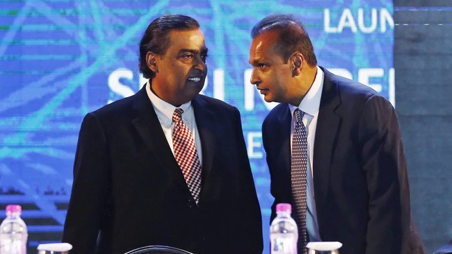 Anil Ambani (phải) và Mukesh Ambani.