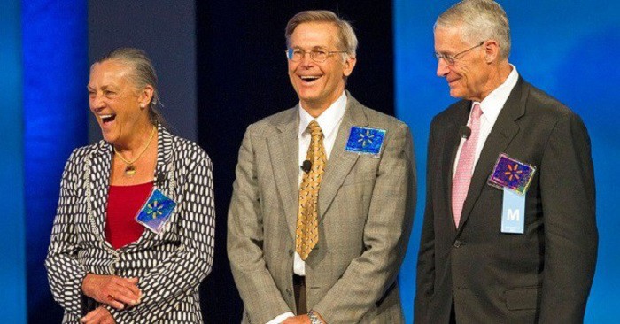 Từ trái qua phải: Alice Walton, Jim Walton và Rob Walton - các con của người sáng lập Wal-Mart Sam Walton. Ảnh: Beth Hall/Bloomberg/Getty Images.
