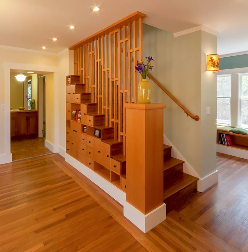 Vách ngăn cầu thang: Với vách ngăn cầu thang, không gian nhà bạn sẽ trở nên thật sản xuất và sang trọng hơn. Không chỉ đem lại tính thẩm mỹ cao, vách ngăn cầu thang còn cải thiện tính tiện nghi cũng như an toàn cho gia đình bạn.
