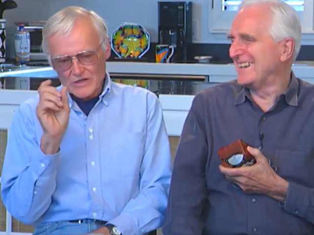 William English (trái) và nhà đồng sáng chế Douglas Engelbart (phải) đang cầm trên tay nguyên mẫu chuột máy tính đầu tiên