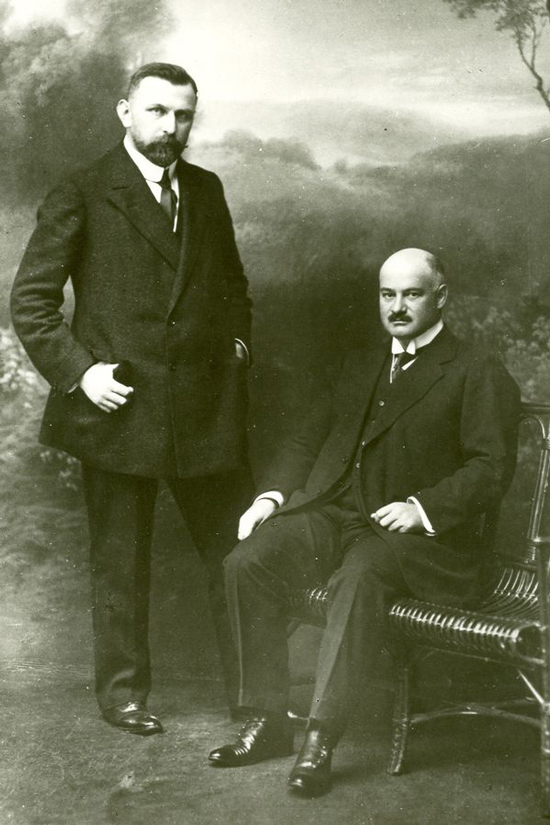 Doanh nhân Fritz Hoffmann (phải), nhà sáng lập hãng dược Roche. Ảnh: Roche.