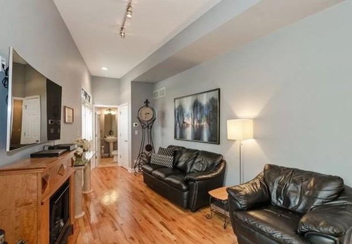 Nội thất bên trong ngôi nhà siêu mỏng ở bang Illinois, Mỹ.