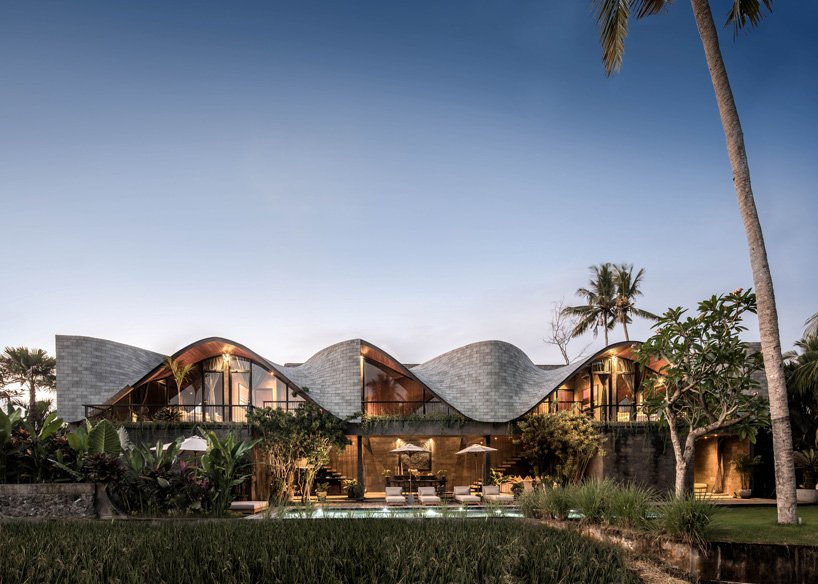Ngôi nhà alpha' với mái nhà lượn sóng ở đảo Bali