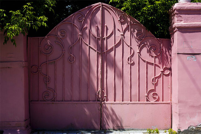 Màu sơn cổng nhà đẹp với mệnh Thổ