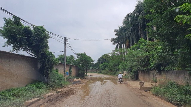 "Sốt" đất Đồng Chanh: Dân Hà Nội xếp hàng chờ chủ đất... bỏ vợ, bán nhà! sot dat dong chanh dan ha noi xep hang cho chu dat bo vo ban nha