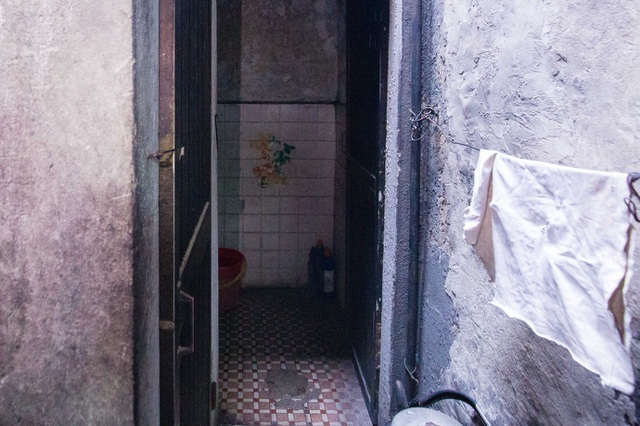 Sống khổ ở phố cổ Hà Nội: Căn nhà 9m2 là lối đi chung của 6 hộ dân khác - 8 Sống khổ ở phố cổ Hà Nội: Căn nhà 9m2 là lối đi chung của 6 hộ dân khác - 8