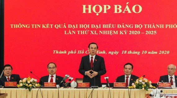 lanh-dao-tphcm-hop-bao.jpg