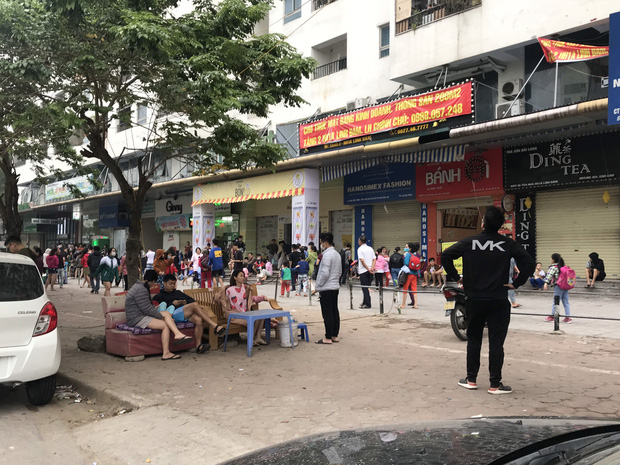 Hà Nội: Cháy lớn tại chung cư HH Linh Đàm, hàng nghìn người hoảng sợ tháo chạy vào sáng sớm - Ảnh 11. Hà Nội: Cháy lớn tại chung cư HH Linh Đàm, hàng nghìn người hoảng sợ tháo chạy vào sáng sớm - Ảnh 11.