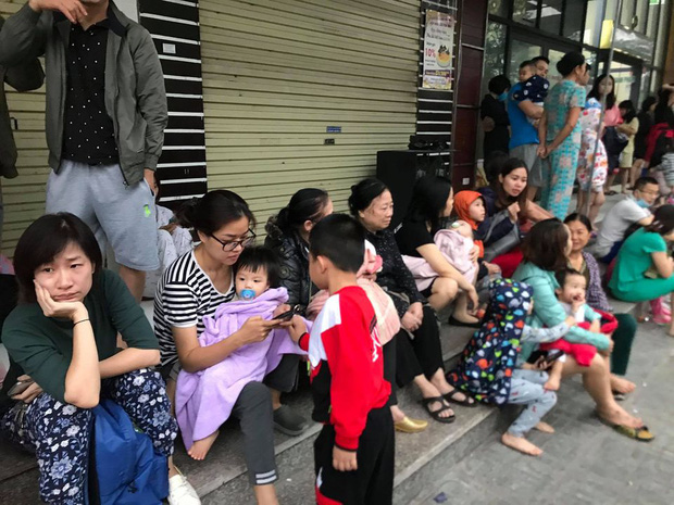 Hà Nội: Cháy lớn tại chung cư HH Linh Đàm, hàng nghìn người hoảng sợ tháo chạy vào sáng sớm - Ảnh 7. Hà Nội: Cháy lớn tại chung cư HH Linh Đàm, hàng nghìn người hoảng sợ tháo chạy vào sáng sớm - Ảnh 7.