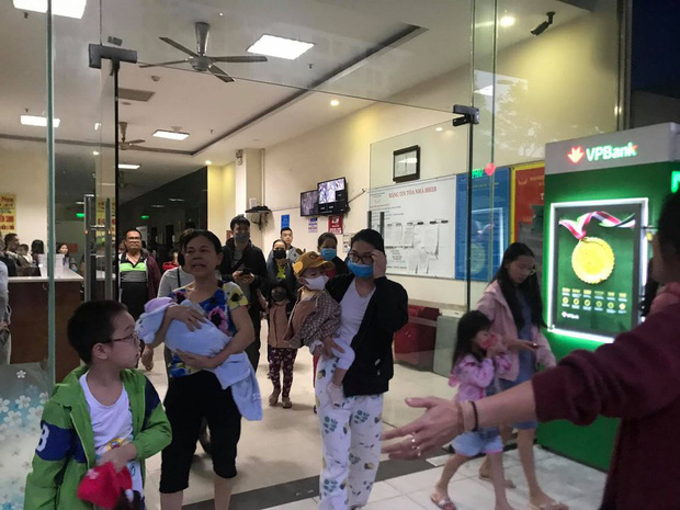 Hà Nội: Cháy lớn tại chung cư HH Linh Đàm, hàng nghìn người hoảng sợ tháo chạy vào sáng sớm - Ảnh 8. Hà Nội: Cháy lớn tại chung cư HH Linh Đàm, hàng nghìn người hoảng sợ tháo chạy vào sáng sớm - Ảnh 8.