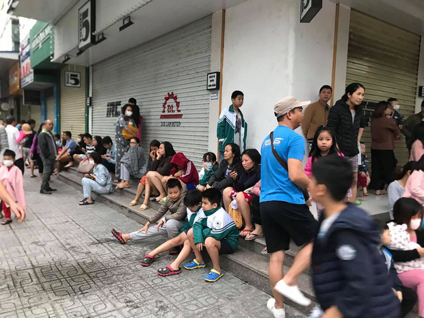 Hà Nội: Cháy lớn tại chung cư HH Linh Đàm, hàng nghìn người hoảng sợ tháo chạy vào sáng sớm - Ảnh 9. Hà Nội: Cháy lớn tại chung cư HH Linh Đàm, hàng nghìn người hoảng sợ tháo chạy vào sáng sớm - Ảnh 9.