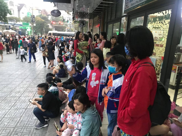 Hà Nội: Cháy lớn tại chung cư HH Linh Đàm, hàng nghìn người hoảng sợ tháo chạy vào sáng sớm - Ảnh 10. Hà Nội: Cháy lớn tại chung cư HH Linh Đàm, hàng nghìn người hoảng sợ tháo chạy vào sáng sớm - Ảnh 10.