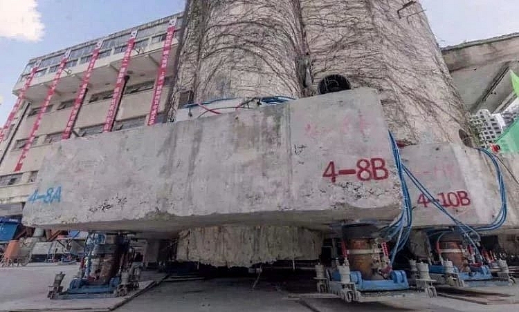 Xem tòa nhà nặng hơn 7.000 tấn 'đi bộ' tới nơi tọa lạc mới xem toa nha nang hon 7000 tan di bo toi noi toa lac moi