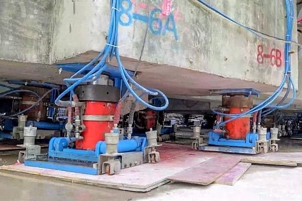 Xem tòa nhà nặng hơn 7.000 tấn 'đi bộ' tới nơi tọa lạc mới xem toa nha nang hon 7000 tan di bo toi noi toa lac moi