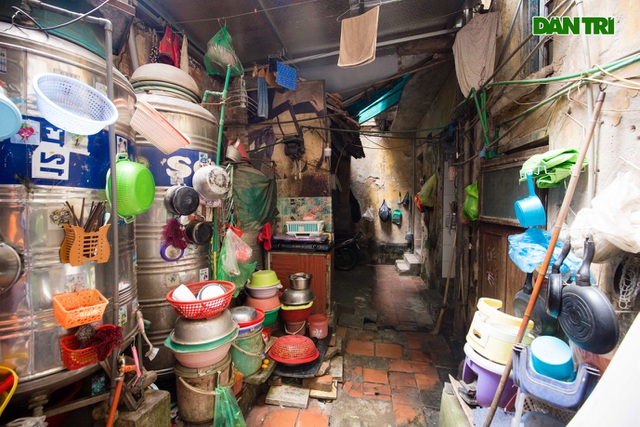 Cuộc sống bên trong những căn nhà “khổ nhất” phố cổ Hà Nội - 9 Cuộc sống bên trong những căn nhà “khổ nhất” phố cổ Hà Nội - 9