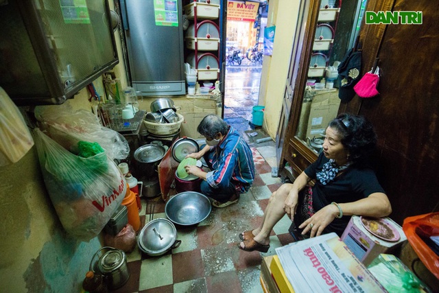 Cuộc sống bên trong những căn nhà “khổ nhất” phố cổ Hà Nội - 11 Cuộc sống bên trong những căn nhà “khổ nhất” phố cổ Hà Nội - 11