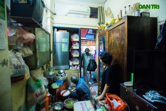 Cuộc sống bên trong những căn nhà “khổ nhất” phố cổ Hà Nội - 12 Cuộc sống bên trong những căn nhà “khổ nhất” phố cổ Hà Nội - 12