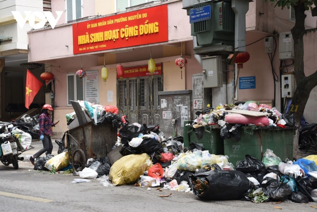 Rác ùn ứ ở nội thành Hà Nội.