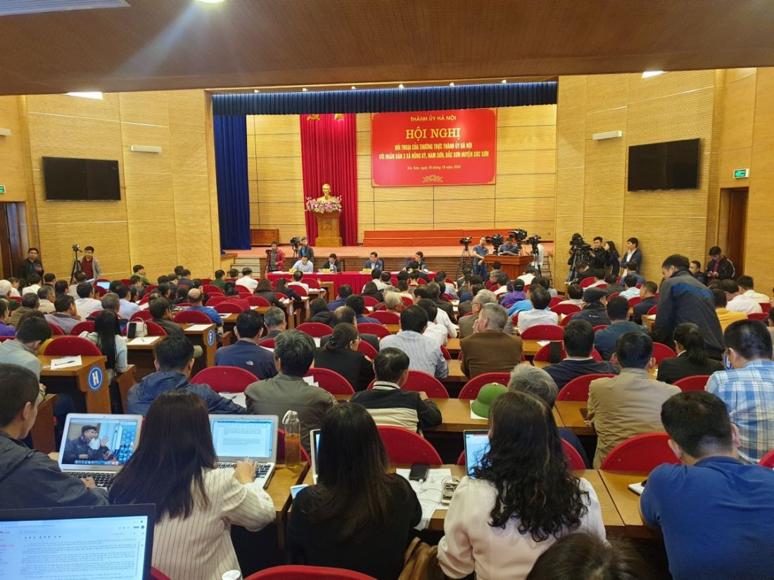 Toàn cảnh Hội nghị đối thoại của Thường trực Thành ủy Hà Nội với nhân dân 3 xã Hồng Kỳ, Nam Sơn, Bắc Sơn thuộc huyện Sóc Sơn liên quan đến các vấn đề tại khu xử lý rác Nam Sơn.