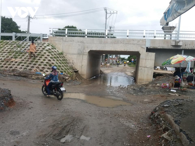 Cầu 78 tỷ vừa khánh thành đã bong tróc, đầy ổ gà  - Ảnh 4.  Cầu 78 tỷ vừa khánh thành đã bong tróc, đầy ổ gà  - Ảnh 4.