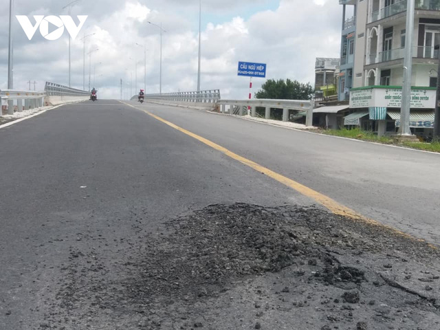 Cầu 78 tỷ vừa khánh thành đã bong tróc, đầy ổ gà  - Ảnh 2.  Cầu 78 tỷ vừa khánh thành đã bong tróc, đầy ổ gà  - Ảnh 2.