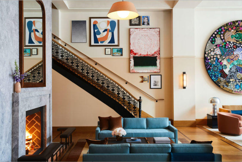 Tranh treo tường cầu thang đầy nghệ thuật có màu sắc hài hòa với căn phòng