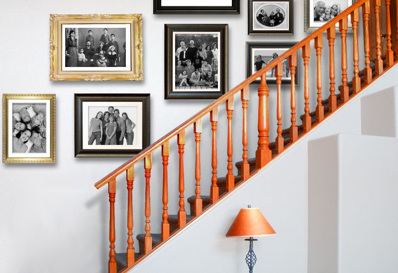 Tranh treo tường cầu thang sử dụng ảnh gia đình gam màu cũ theo tông cổ điển