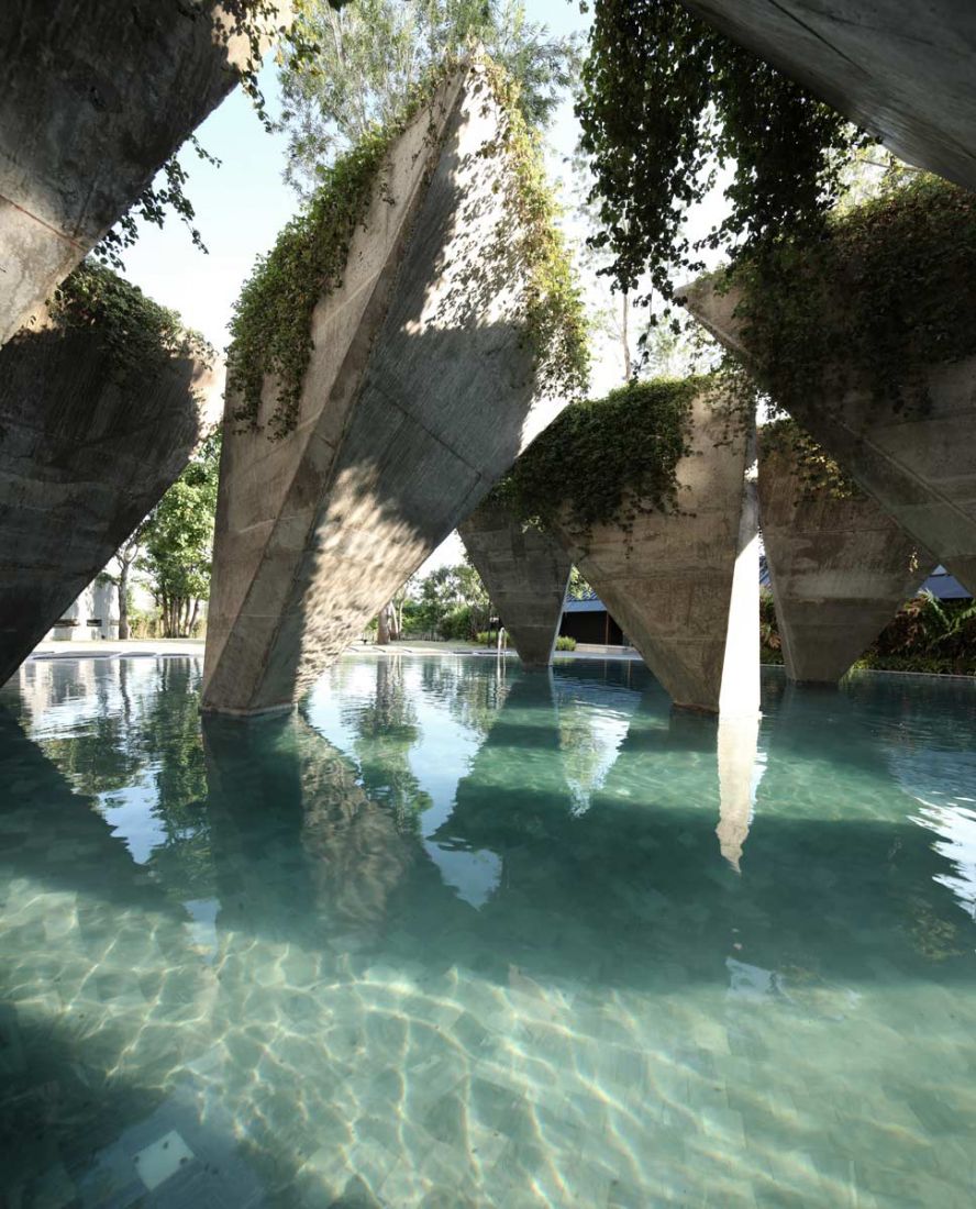 Hồ bơi ấn tượng với thiết kế hình chậu cây xanh khổng lồ