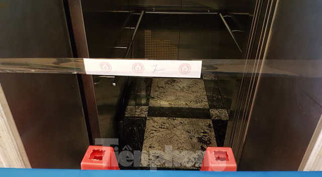 Hiện trường vụ rơi thang máy khiến nhiều người bị thương ở Hà Nội - Ảnh 6. Hiện trường vụ rơi thang máy khiến nhiều người bị thương ở Hà Nội - Ảnh 6.