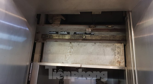 Hiện trường vụ rơi thang máy khiến nhiều người bị thương ở Hà Nội - Ảnh 8. Hiện trường vụ rơi thang máy khiến nhiều người bị thương ở Hà Nội - Ảnh 8.