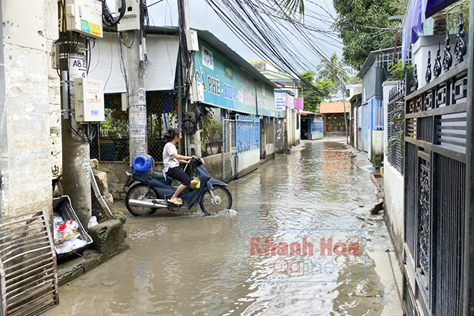 Hệ thống giao thông xuống cấp, không có hệ thống thoát nước nên hễ mưa là đường ngập.