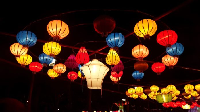 Trang trí đèn lồng đón Tết đã trở thành một nét văn hóa truyền thống đặc sắc của người Việt. Năm nay, chúng ta sẽ thấy những chiếc đèn lồng được làm bằng những vật liệu mới lạ, tinh tế hơn với màu sắc rực rỡ. Điều này sẽ mang lại một không khí Tết đầy ấm áp và tươi vui cho mọi người.