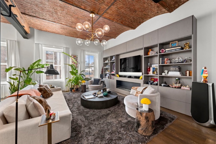 Model Bella Hadid sells a 6.5 million USD apartment in central Manhattan, USA