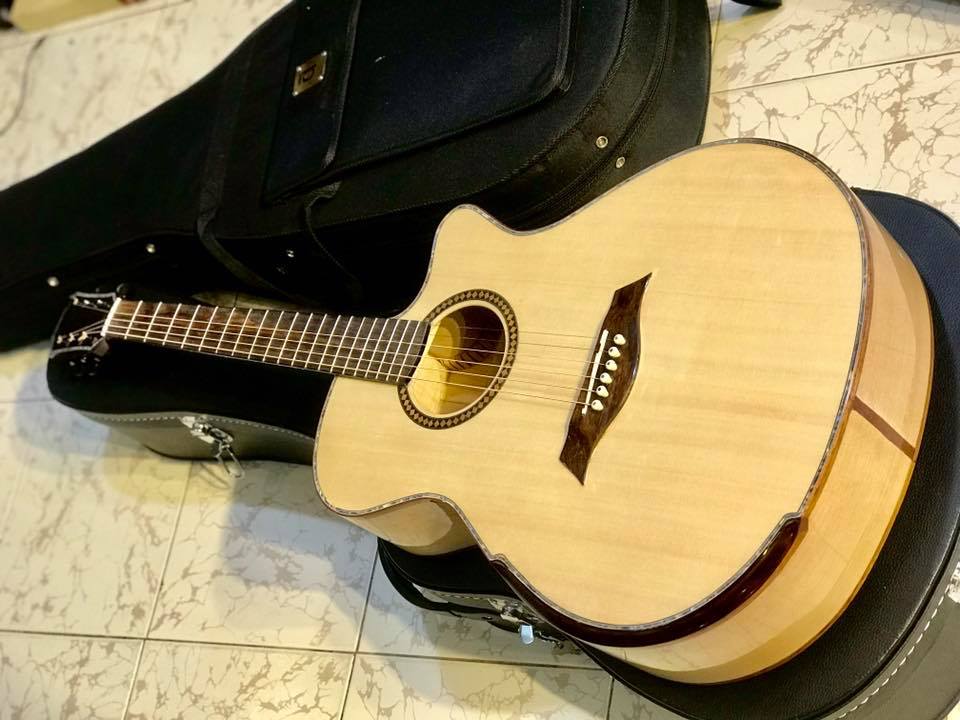 Đàn guitar được làm bằng gỗ maple cao cấp Đàn guitar được làm bằng gỗ maple cao cấp