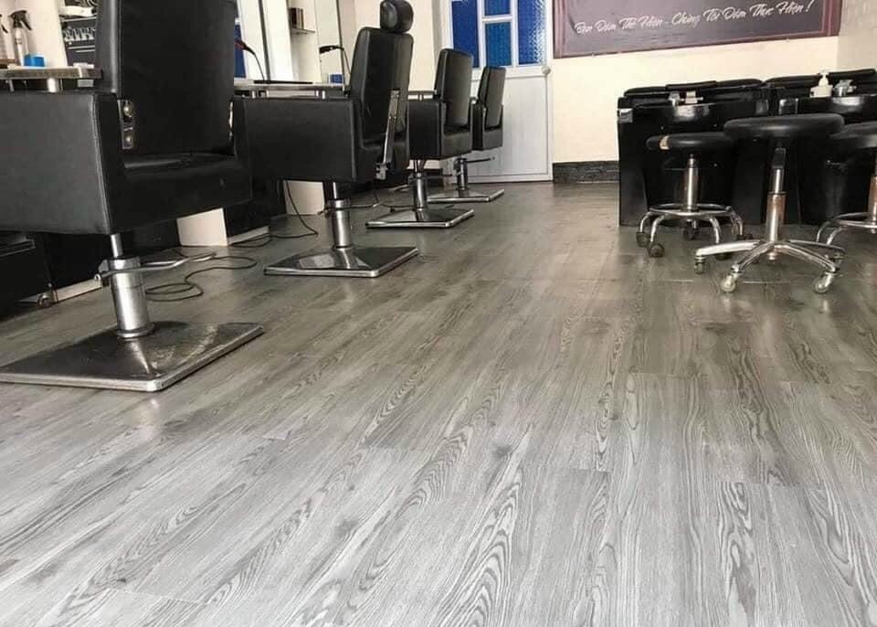 Sàn nhựa dán keo sử dụng cho salon tóc Sàn nhựa dán keo sử dụng cho salon tóc