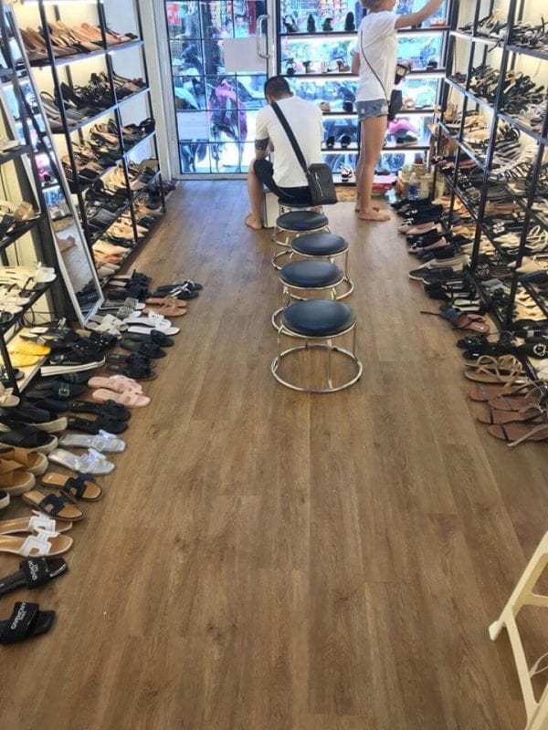 Sàn nhựa dán kéo dùng cho cửa hàng Sàn nhựa dán kéo dùng cho cửa hàng