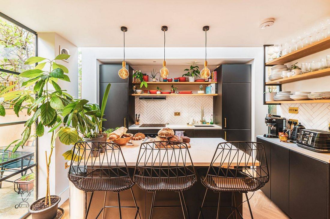 Thiết kế bếp nhà nhỏ: Không gian bếp nhỏ và chật hẹp thường gây khó khăn cho việc thiết kế. Nhưng đừng lo, bởi chúng tôi đã tìm ra những ý tưởng tuyệt vời để biến không gian nhỏ bé của bạn thành một căn bếp đẹp mắt và tiện nghi. Hãy xem ngay hình ảnh liên quan để khám phá thêm nhé!