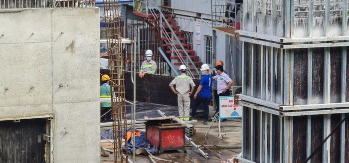 Công trình thi công trong thời gian giãn cách xã hội tại Hà Nội khiến người dân bức xúc