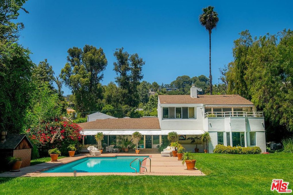 Adele's 3 villas worth more than 30 million USD in Beverly Hills