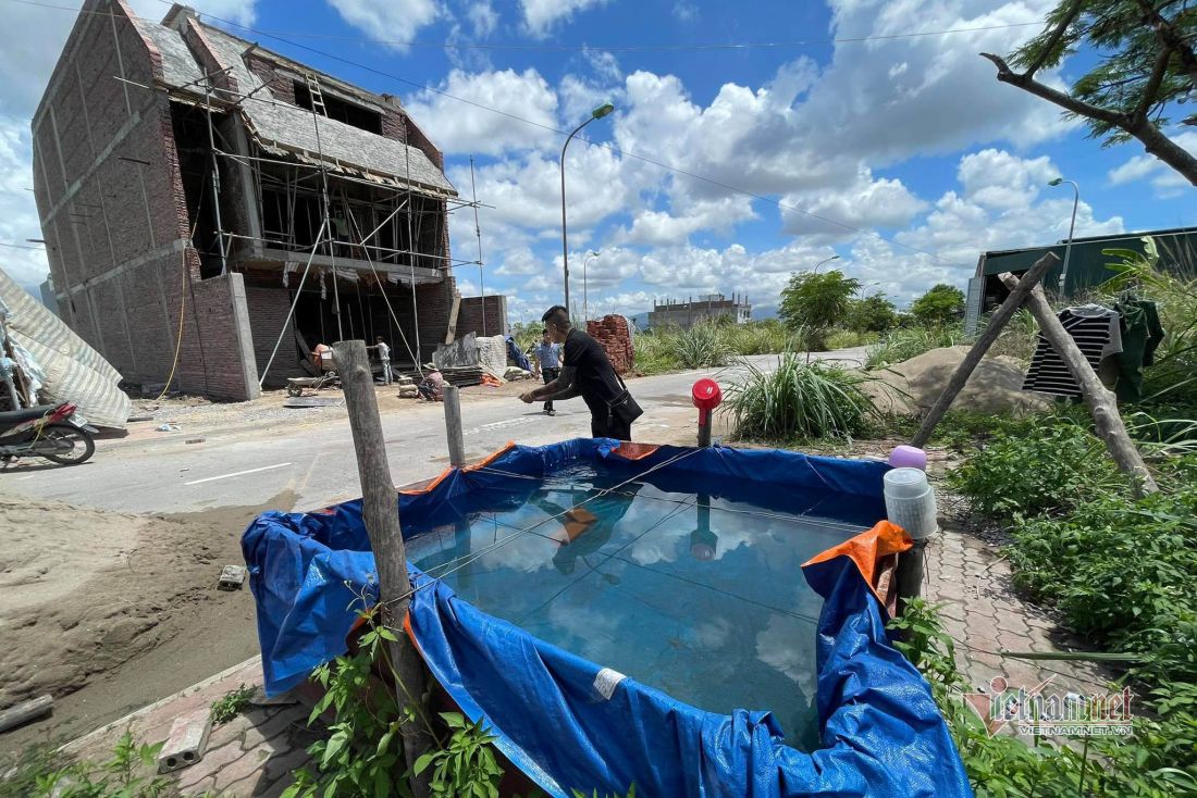 Khu đô thị nghìn tỷ 'khát nước' nhiều năm, dân khổ sở mua nước từ xe bồn Khu đô thị nghìn tỷ 'khát nước' nhiều năm, dân khổ sở mua nước từ xe bồn